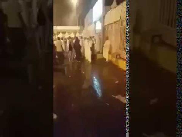 احتجاج الحجّاج المغاربة أمام مقر البعثة المغربية بالسعودية بسبب الظروف اللاإنسانية