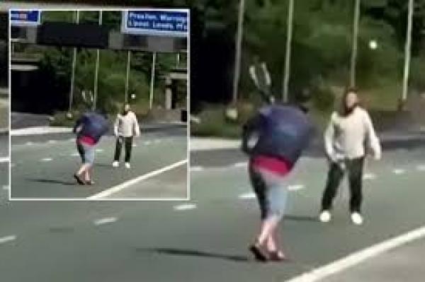 بالفيديو: احتجزا في اختناق مروري فلعبا التنس وسط الشارع لكسر الملل