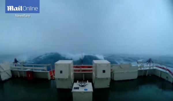 بالفيديو: أمواج عاتية تتلاعب بسفينة كالدمية