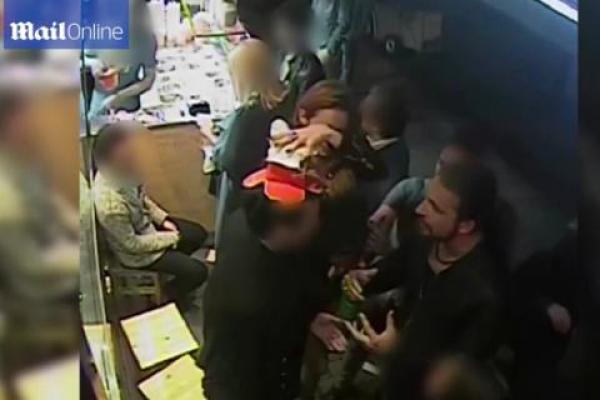 بالفيديو: مصير رجل رفض إجلاس امرأة على مقعده