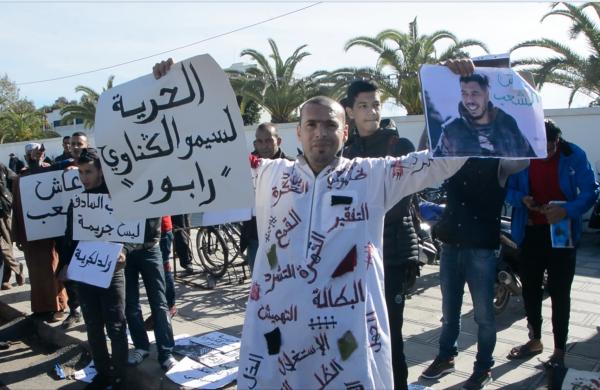 صديق الرابور"الكناوي" منوضها قدام المحكمة بسبب أغنية عاش الشعب التي قادته إلى السجن