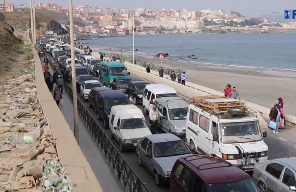 اختناق معبر سبتة المحتلة و طوابيير طويلة من السيارات عالقة لساعات