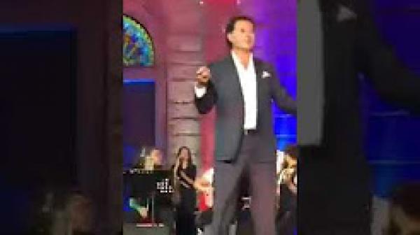 سقوط محرج للفنان راغب علامة على المسرح خلال مهرجان غنائي