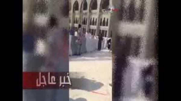 رجل أمن سعودي يعتدي على حاج ويصفع وجهه