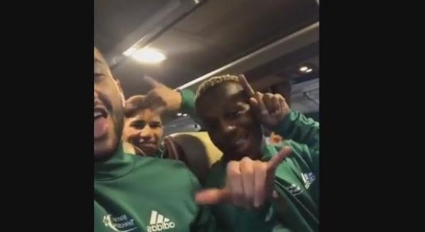بالفيديو: لاعبي المنتخب ناشطين مع الجالية المغربية في الحافلة بعد نهاية التداريب بتورينو