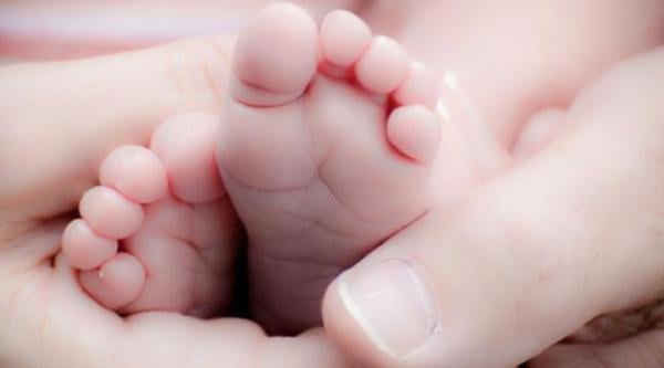 مسافرة تضع مولودتها على متن طائرة مغربية والربان يعود أدراجه للمطار