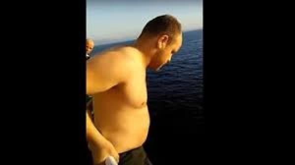 بحار جزائري يقفز من باخرة لإنقاذ حوت