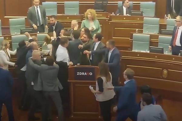 نائب معارض يسكب الماء في وجه رئيس الوزراء(فيديو)