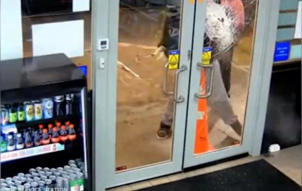 بالفيديو: يستخدم سلاحاً مبتكراً لطرد اللصوص من متجره