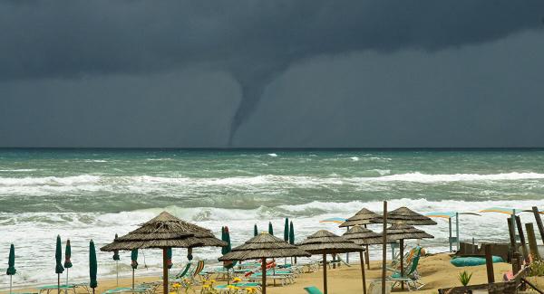 لحظة تكون  دوامة مُرعبة  فوق البحر(فيديو)