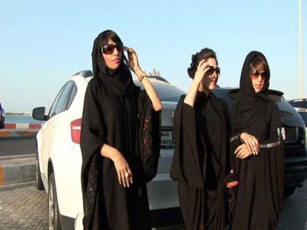 الإماراتيون منقسمون بين مؤيد ومعارض لزواج المواطنة بأجنبي  