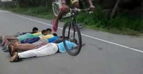 بالفيديو.. نهاية مأسوية لشاب حاول الاستعراض بدراجته أمام الأصدقاء