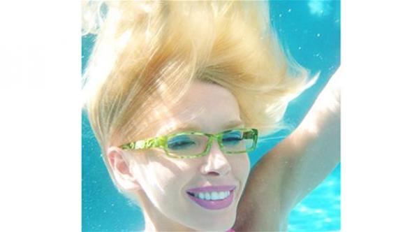 الكلور .. العدو اللذوذ للشعر الأشقر