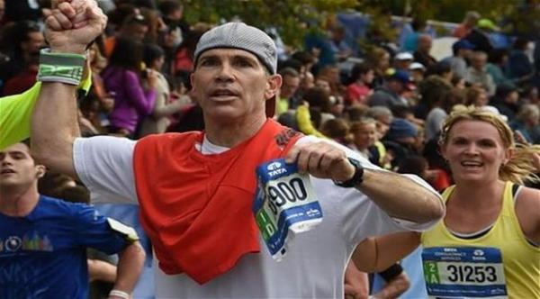 عداء ينهي سباق ماراثون رغم نقله إلى المستشفى