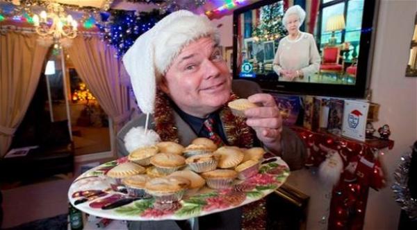 بالصور: بريطاني يحتفل بعيد الميلاد يومياً من 22 عاماً