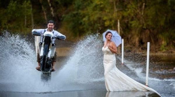 عروسان يخالفان المألوف في صور الزفاف و يكسران القاعدة