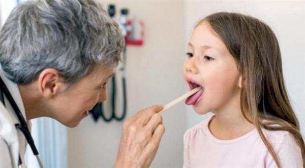 ما هي الحالات التي يتوجب فيها استئصال اللوزتين لدى الأطفال؟