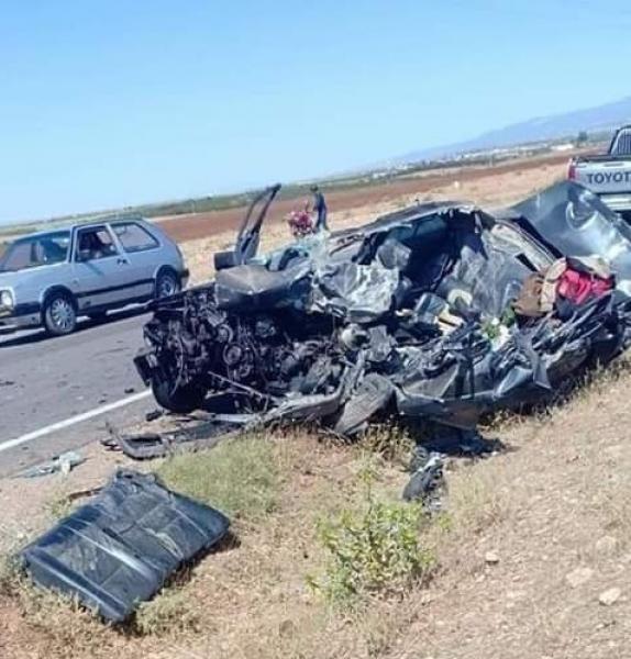 ياربي السلامة..شاحنة تحول سيارة مرسيديس إلى قطع متطايرة ووفاة السائق على الفور (صورة)