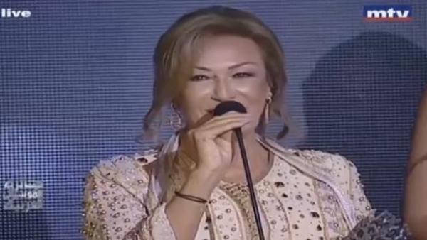 نزهة الركراكي تستلم جائزة افضل اغنية مغربية بالنيابة عن ابنها سعد المجرد