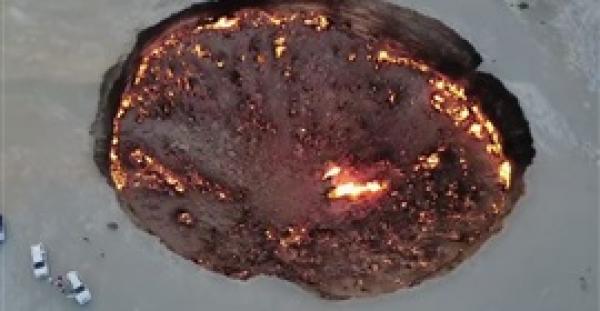 طائرة بدون طيار تلتقط مشاهد مذهلة لـ"بوابة الجحيم" (فيديو )