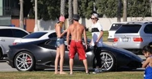 بالفيديو.. فتاة تضع حبيبها في موقف محرج أمام شاب آخر