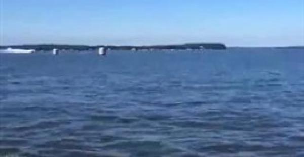 بالفيديو والصور.. لحظة انقلاب قارب سريع ووفاة راكبيه