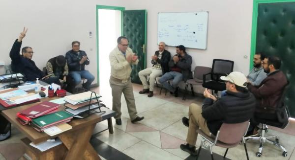 نقابيون اعتصموا بمكتب مندوب الصحة بمراكش.. بعد هروبه من طاولة الحوار