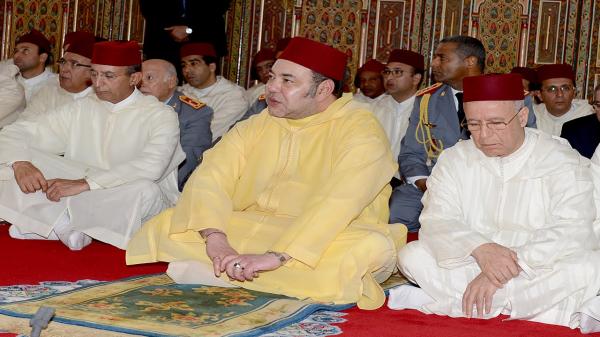 لهذا السبب قيادي بالحزب "المتحكم" يمنع من الصلاة إلى جانب الملك‏