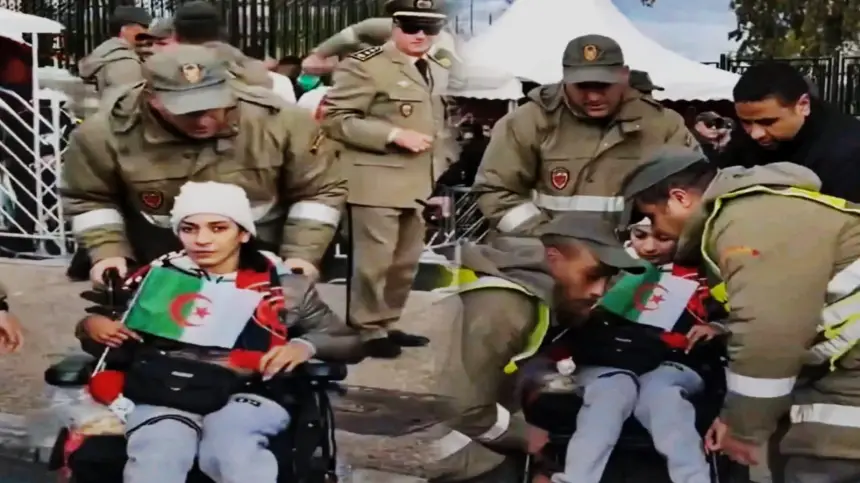 تربية الملوك.. عناصر أمنية تبصم على تدخل إنساني لصالح مشجعة جزائرية من ذوي الهمم