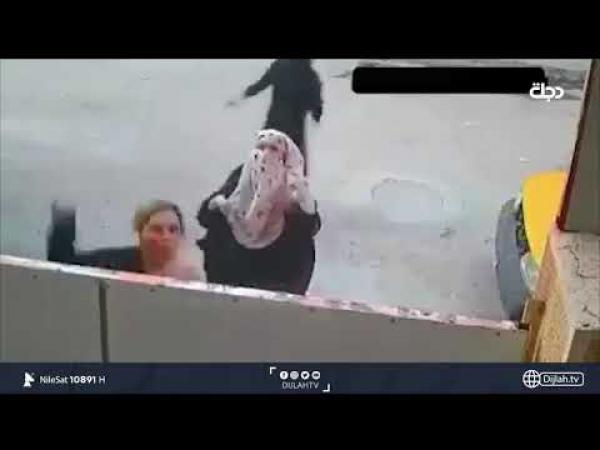 زوجة تستعين بصديقاتها لرجم منزل "الزوجة الثانية" بالحجارة(فيديو)