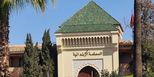 في سابقة: ابتدائية مراكش تقضي بتسجيل تلميذ بمدرسة أخرى دون "شهادة مغادرة"