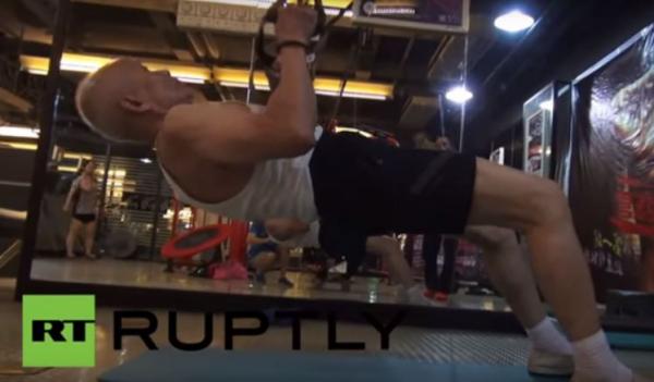 بالفيديو: تسعيني يحارب الشيخوخة بتمارين رفع الأثقال