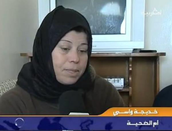 أم تستحضر جريمة قتل إبنها لشقيقته بسبب التلفزيون