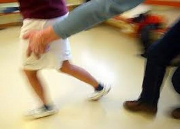 مُسن يغتصب طفلا و يخفيه في ثلاجة دكانه بهذه المدينة 