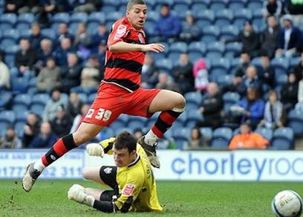 تاعرابت يطالب بالرفع من أجره 