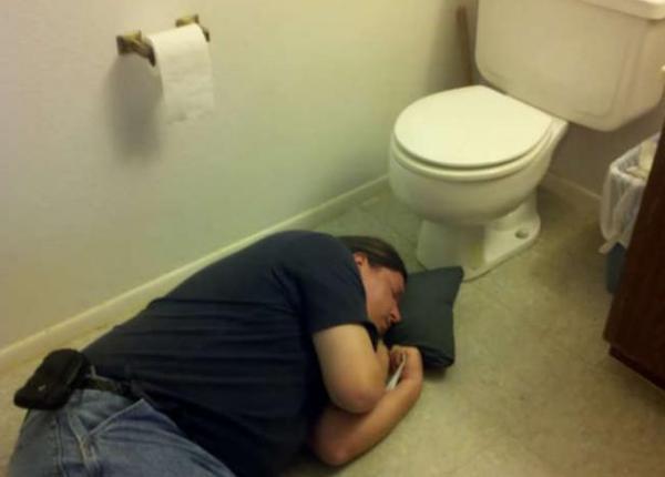 ستة طرق سرية للنوم في العمل دون أن يشعر بك أحد