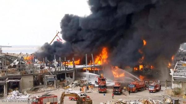 حريق جديد في مرفأ بيروت يثير الرعب بعد أسابيع من الانفجار الضخم (فيديو)