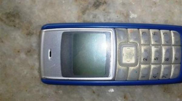 لصوص يعيدون هاتفاً محمولاً إلى صاحبه لأنه قديم