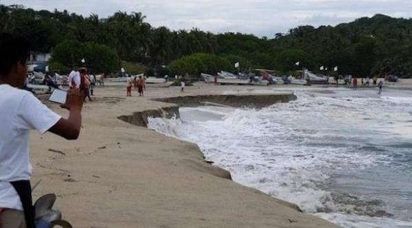 شاطئ متآكل بالمكسيك يجذب السياح