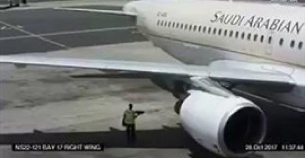 بالفيديو والصور.. عامل يطير في الهواء بسبب محرك طائرة