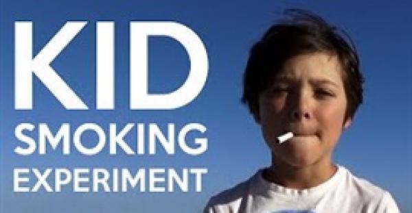 بالفيديو.. شاهد رد الفعل على طفل يطلب من المارة تدخين سيجارة