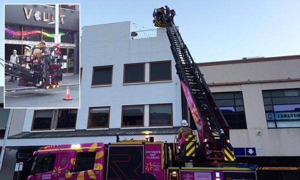 بالفيديو: إنقاذ رجل برافعة بعد أن احتجز داخل دورة المياه