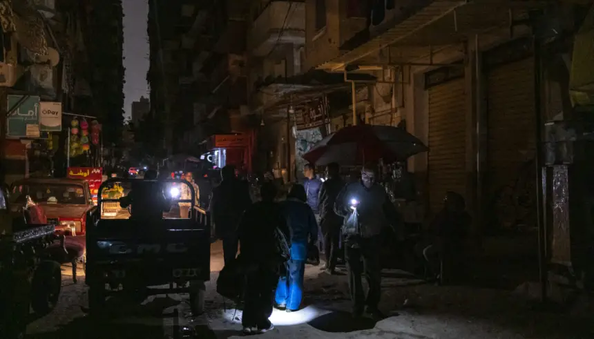 أزمة خانقة في مصر.. السيسي يقطع التيار الكهربائي عن المصريين لتوفير الطاقة