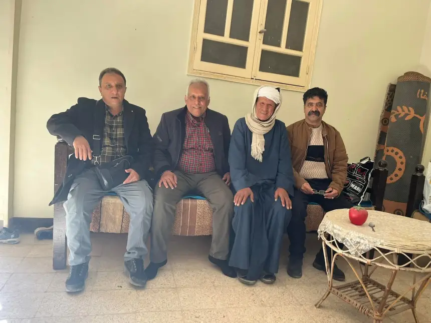 طلاب يمنيون يفاجئون معلمهم بزيارة في منزله بعد 40 عاماً من الفراق