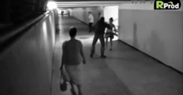 بالفيديو.. فتاة تلقن لصا «علقة ساخنة»