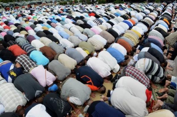 مصلون في مسجد في ضاحية تولوز بفرنسا