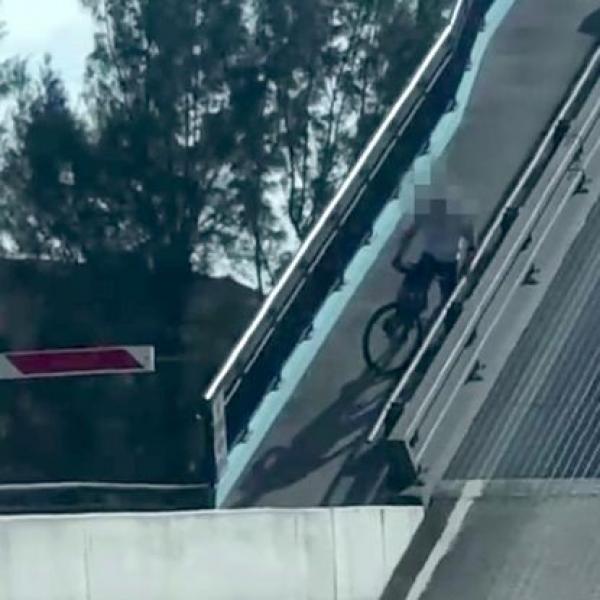 راكب دراجة يصاب بالذعر لحظة فتح جسر يعبره وانقسامه إلى نصفين(فيديو)
