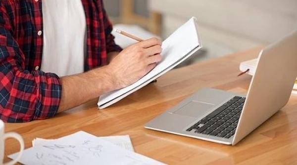 "أمزازي" يجبر الأساتذة على العمل من داخل المؤسسات التعليمية حتى في "التعليم عن بعد" إلا في هذه الحالات