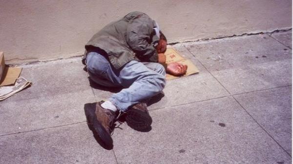 قلوب الحجر....شخص يبيت في الشارع يلقى مصرعه من شدة البرد بعين عودة