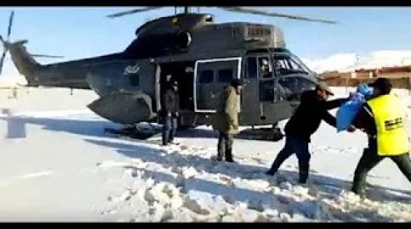 مروحية الدرك الملكي توزع مساعدات على الرُحّل المحاصرين بتنغير